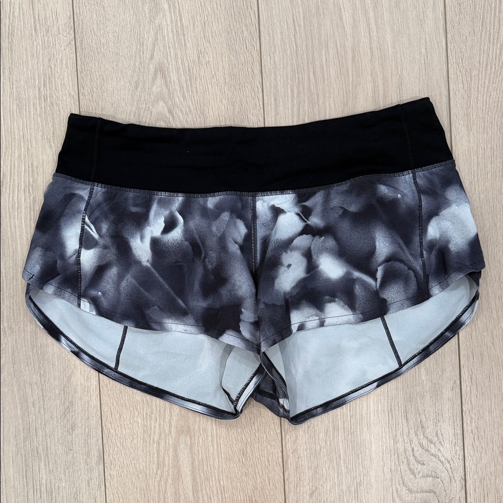 Lululemon 2.5inch length speed up shorts size 6